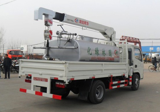 東風(fēng)多利卡隨車吊灑水車圖片 東風(fēng)多利卡隨車吊灑水車圖片