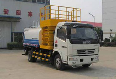 多功能灑水車——東風多利卡升降平臺灑水車2
