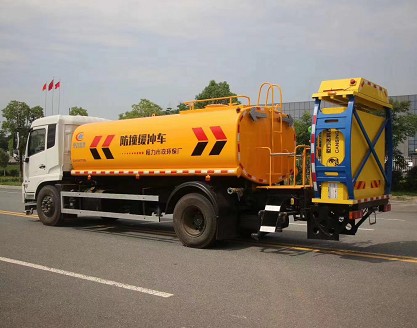 國六東風(fēng)天錦多功能灑水車帶防撞緩沖車功能2