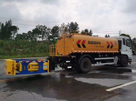 國六東風(fēng)天錦多功能灑水車帶防撞緩沖車功能4