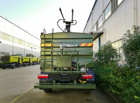 東風(fēng)六驅(qū)光伏板清洗車,專業(yè)清洗太陽(yáng)能板!4